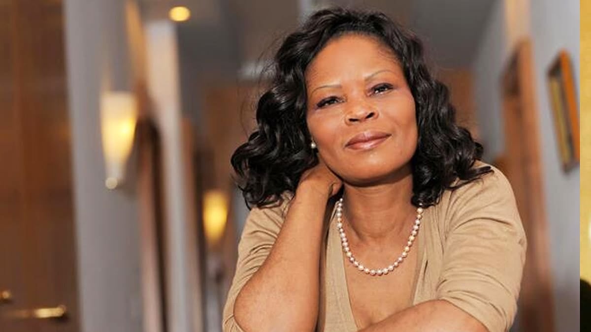 Élections présidentielles au Cameroun. Spéculation sur les  résultats, l'écrivaine Calixte Beyala se prononce sur le vainqueur et lui adresse ses félicitations.